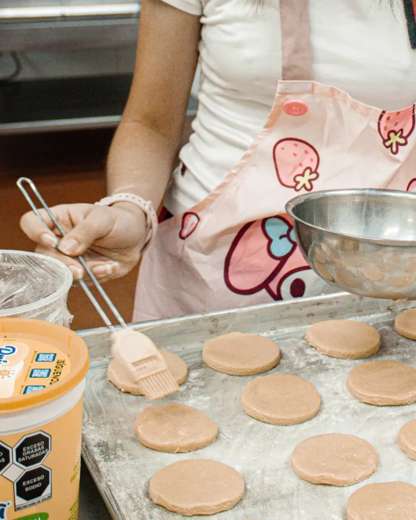 Actividad de cocina mamas - Barnizado Galletas