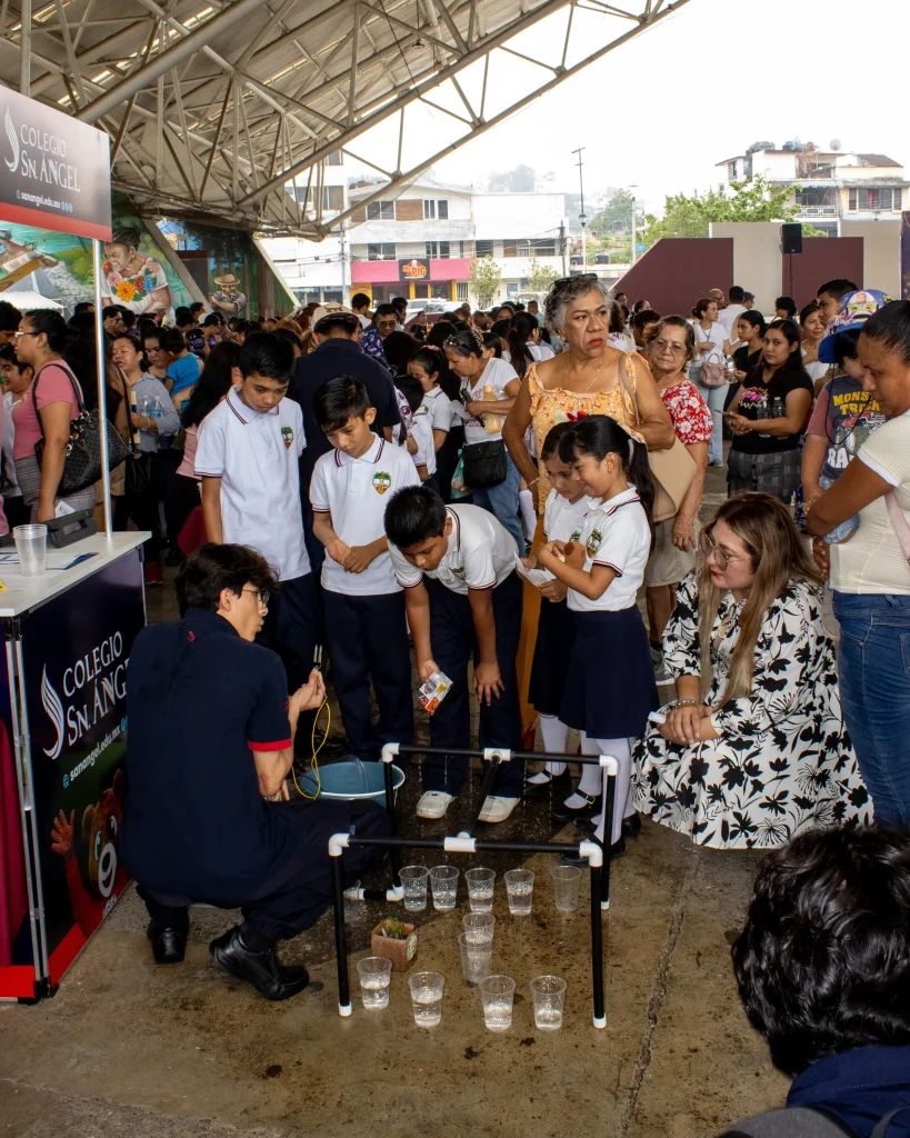 Feria de ciencia y tecnologia - Explicacion Alumno a Padres de Familia