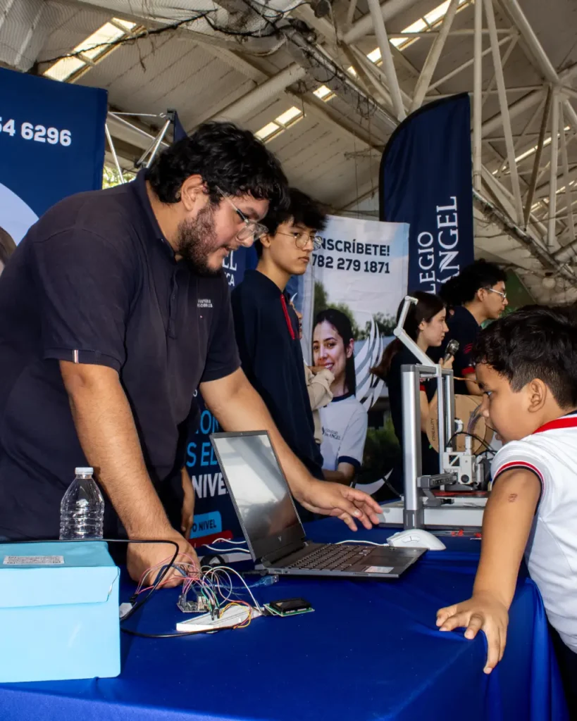 Feria de ciencia y tecnologia - Stand de robotica Secundaria
